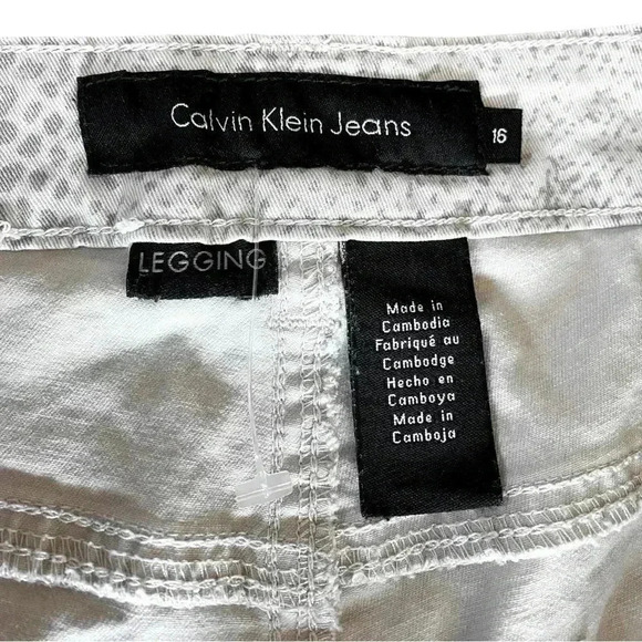 NWOT, Calvin Klein Snake Skin Pattern Slim-Fit Jeans, Size 16, Beige - Picture 3 of 10